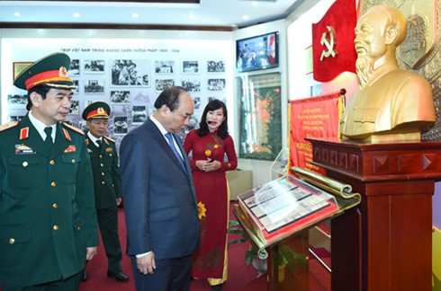 Premierminister Nguyen Xuan Phuc besucht den Geheimdienst - ảnh 1